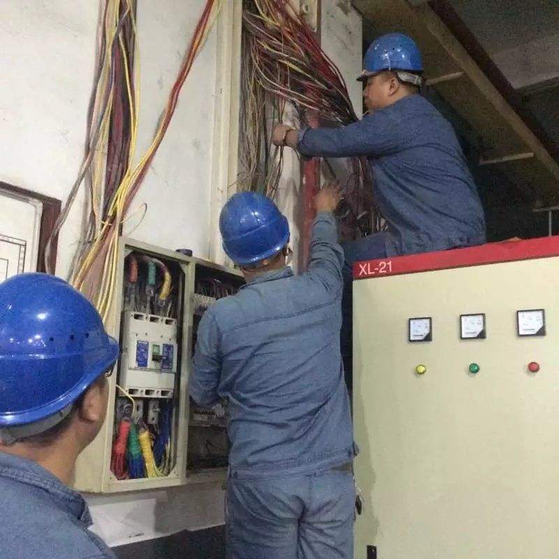 工作人員在檢修節(jié)能變壓器 工作人員在檢修節(jié)能變壓器